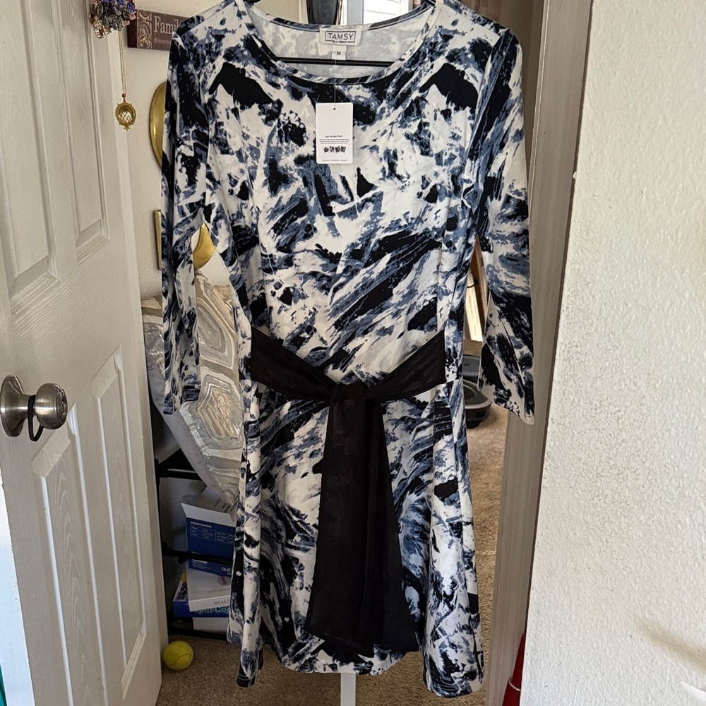 NEW Tamsy dress , copy Vera Wang.
Navy & white abstract print 
Stretchy M L